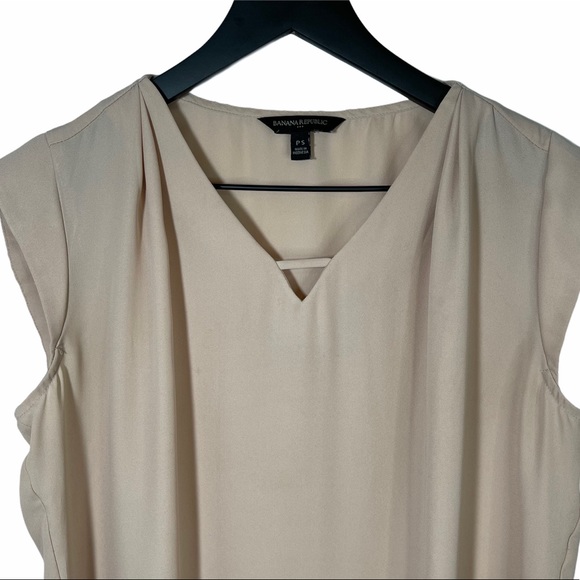 Banana Republic | Blush Pink Sleeveless V-Neck Top - Picture 3 of 4